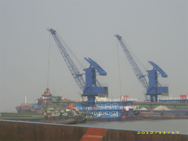 電動浮式起重機(jī)